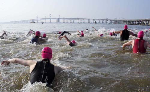 More than 600 swimmers started the 4.4-mile charity swim. (News21 photo by Jason Lenhart)